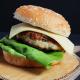 Chicken burger z aioli, czyli domowym majonezem czosnkowym Chicken burger z aioli, czyli domowym majonezem czosnkowym