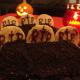 Ciasto dyniowe przysypane „ziemią” na halloween Ciasto dyniowe przysypane „ziemią” na halloween