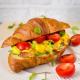 Croissant z jajecznicą i pomidorami Croissant z jajecznicą i pomidorami