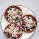 Crumble ze śliwką węgierką, malinami z wegańską kruszonką Crumble ze śliwką węgierką, malinami z wegańską kruszonką