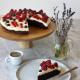 Czekoladowe ciasto cukiniowe z mascarpone i owocami Czekoladowe ciasto cukiniowe z mascarpone i owocami