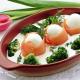 Danie  na wielkanocne śniadanie- jajka z łososiem i brokułami w sosie chrzanowym