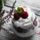 Deser z malinami, mascarpone i biszkopcikami Deser z malinami, mascarpone i biszkopcikami