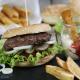 Domowy hamburger wołowy z frytkami Domowy hamburger wołowy z frytkami