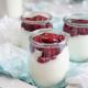Fantazyjny deser, czyli jogurt naturalny z frużeliną wiśniową Fantazyjny deser, czyli jogurt naturalny z frużeliną wiśniową