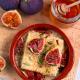Feta pieczona z miodem, sezamem i figami Feta pieczona z miodem, sezamem i figami