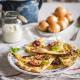 Flammkuchen – niemiecki placek chlebowy z cebulą i boczkiem Flammkuchen – niemiecki placek chlebowy z cebulą i boczkiem
