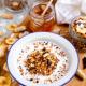 Granola z masłem orzechowym i chipsami bananowymi Granola z masłem orzechowym i chipsami bananowymi