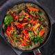 Japchae - koreański stir-fry z warzywami i makaronem z batatów Japchae - koreański stir-fry z warzywami i makaronem z batatów