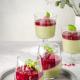 Jogurtowa panna cotta z matchą i malinami Jogurtowa panna cotta z matchą i malinami