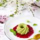 Kokosowa panna cotta z zieloną herbatą matcha i sosem malinowym Kokosowa panna cotta z zieloną herbatą matcha i sosem malinowym