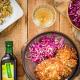 Kotlet schabowy w dyniowej panierce z surówką z czerwonej kapusty Kotlet schabowy w dyniowej panierce z surówką z czerwonej kapusty