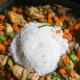 Kurczak stir fry z marchewką i groszkiem Kurczak stir fry z marchewką i groszkiem