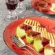 Melon z jamón serrano i grillowanym serem halloumi Melon z jamón serrano i grillowanym serem halloumi
