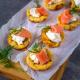 Mini frittaty z wędzonym łososiem, serkiem śmietankowym i koperkiem Mini frittaty z wędzonym łososiem, serkiem śmietankowym i koperkiem