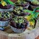 Muffiny czekoladowe z nadzieniem z owoców leśnych i owocami Muffiny czekoladowe z nadzieniem z owoców leśnych i owocami