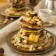 Pancakes z karmelizowanymi bananami i masłem orzechowym (wegańskie, bez glutenu, bez cukru) Pancakes z karmelizowanymi bananami i masłem orzechowym (wegańskie, bez glutenu, bez cukru)