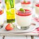 Panna cotta z nutą bazylii i cytryny z sosem truskawkowym Panna cotta z nutą bazylii i cytryny z sosem truskawkowym