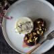 Panna cotta z pieczonymi figami, gorzką czekoladą i pistacjami Panna cotta z pieczonymi figami, gorzką czekoladą i pistacjami