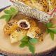 Pieczone pierogi z kaczką i karmelizowaną cebulą z żurawiną Pieczone pierogi z kaczką i karmelizowaną cebulą z żurawiną