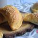 Pieczone pierożki drożdżowe z kabanosem, suszonym pomidorem, kukurydzą i mozzarellą Pieczone pierożki drożdżowe z kabanosem, suszonym pomidorem, kukurydzą i mozzarellą