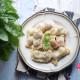 Pierogi z czereśniami i sosem z białej czekolady Pierogi z czereśniami i sosem z białej czekolady