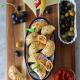 Pierożki empanadas z ziemniakami, czarnymi oliwkami, rozmarynem i chorizo Pierożki empanadas z ziemniakami, czarnymi oliwkami, rozmarynem i chorizo