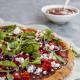 Pizza z dyni z pieczoną papryką, fetą i rukolą Pizza z dyni z pieczoną papryką, fetą i rukolą
