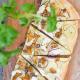 Pizza z młodymi ziemniakami, kurkami i kozim serem Pizza z młodymi ziemniakami, kurkami i kozim serem