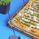 Pizza ze szparagami na śmietanowym sosie z francuskim serem kozim, migdałami i tymiankiem Pizza ze szparagami na śmietanowym sosie z francuskim serem kozim, migdałami i tymiankiem