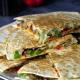 Quesadilla z serem, pieczarkami i kiełbasą krakowską Quesadilla z serem, pieczarkami i kiełbasą krakowską