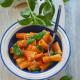 Rigatoni z sosem pomidorowym, parmezanem i bazylią. Wiosennie! Rigatoni z sosem pomidorowym, parmezanem i bazylią. Wiosennie!