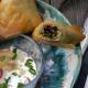 Rożki z botwinką, szpinakiem i fetą w cieście filo (Spanakopita) Rożki z botwinką, szpinakiem i fetą w cieście filo (Spanakopita)