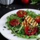 Sałatka z grillowanych pomidorów i rukoli z serem halloumi Sałatka z grillowanych pomidorów i rukoli z serem halloumi