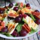 Sałatka z serem halloumi, figą, winogronem i mixem sałat Sałatka z serem halloumi, figą, winogronem i mixem sałat