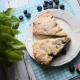 Scones z borówką amerykańską, białą czekoladą i płatkami migdałów Scones z borówką amerykańską, białą czekoladą i płatkami migdałów