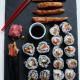 Sushi (futomaki i temaki) z krewetkami i batatami w piwnej tempurze Sushi (futomaki i temaki) z krewetkami i batatami w piwnej tempurze