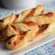 Świderki z ciasta francuskiego z szynką parmeńską i mozzarellą Świderki z ciasta francuskiego z szynką parmeńską i mozzarellą