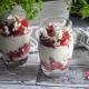 Szybki deser z truskawkami, mascarpone i bezą Szybki deser z truskawkami, mascarpone i bezą