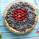 Tarta z budyniem, malinami i borówkami Tarta z budyniem, malinami i borówkami