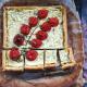 Tarta z serem, czosnkiem niedźwiedzim i pomidorami. Sezonowo od A do M Tarta z serem, czosnkiem niedźwiedzim i pomidorami. Sezonowo od A do M