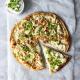 Tarte Flambée – alzacka tarta ze śmietaną, cebulą, kalafiorem i wędzonym twarogiem Tarte Flambée – alzacka tarta ze śmietaną, cebulą, kalafiorem i wędzonym twarogiem