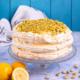 Tort bezowy z kremem cytrynowym i pistacjami Tort bezowy z kremem cytrynowym i pistacjami