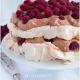 Tort bezowy z kremem czekoladowym Tort bezowy z kremem czekoladowym