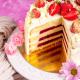 Tort z truskawkami i bitą śmietaną Tort z truskawkami i bitą śmietaną