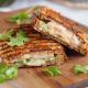 Tost z łososiem, awokado i mozzarellą Tost z łososiem, awokado i mozzarellą