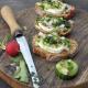 Tosty zapiekane z roladą kozią, salsą warzywną i pesto z liści rzodkiewek Tosty zapiekane z roladą kozią, salsą warzywną i pesto z liści rzodkiewek