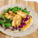 Wrapy z hummusem, halloumi i czerwoną kapustą Wrapy z hummusem, halloumi i czerwoną kapustą
