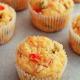 Wytrawne muffiny z papryką, oliwkami, szynką i serem Wytrawne muffiny z papryką, oliwkami, szynką i serem