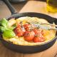Wytrawny dutch baby z pieczonymi pomidorami Wytrawny dutch baby z pieczonymi pomidorami